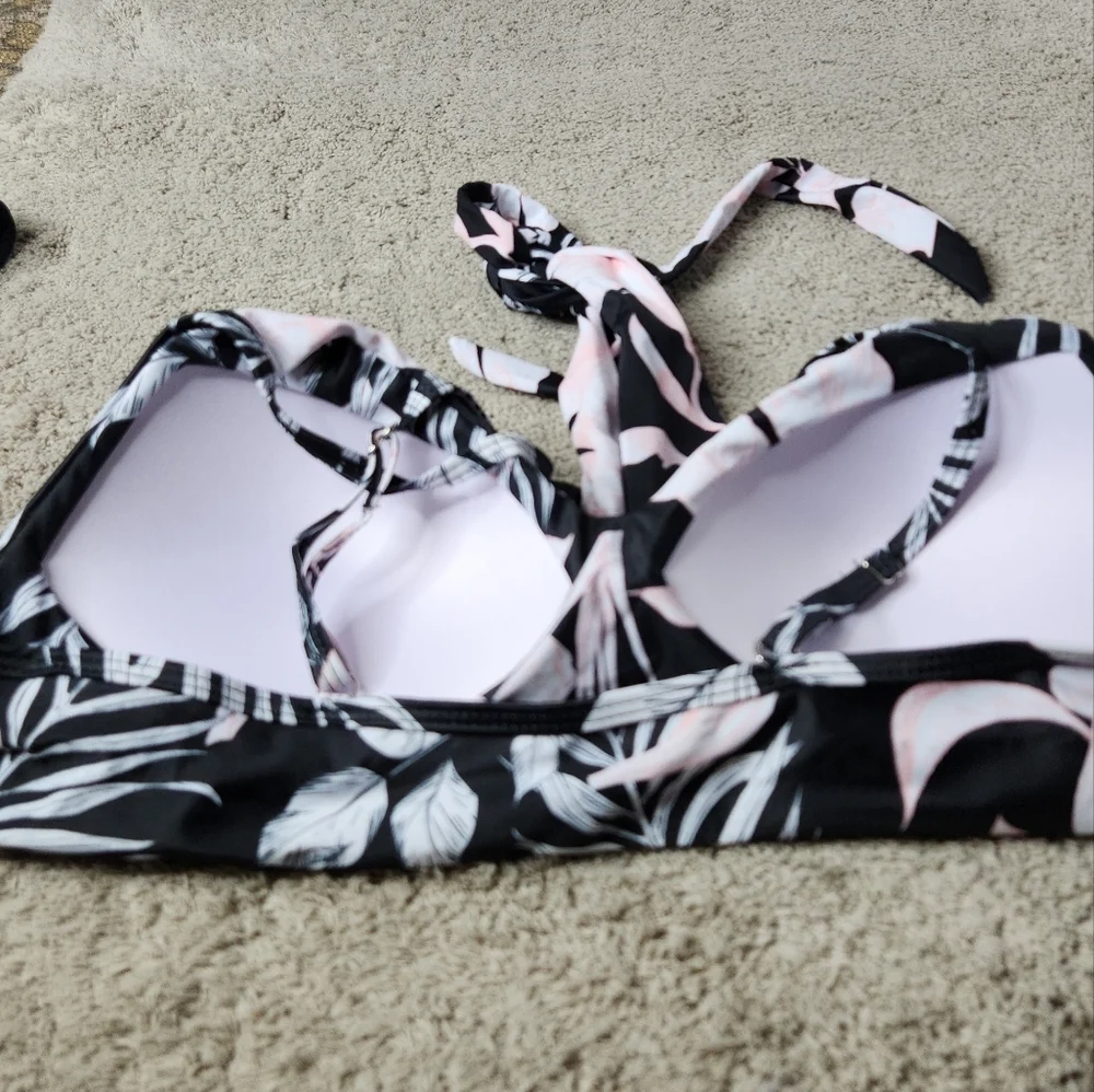 Women's Bikini Set With Black Bottoms & A Black/Pink Floral Swim Top - L